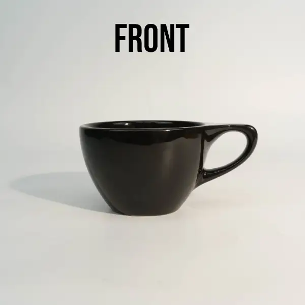Vista frontale di una tazza da caffè in ceramica rotonda su misura con bordo piatto
