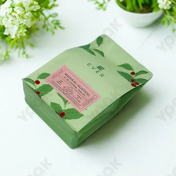 Adesivo di carta a forma personalizzata applicato su una busta di confezione premium per caffè