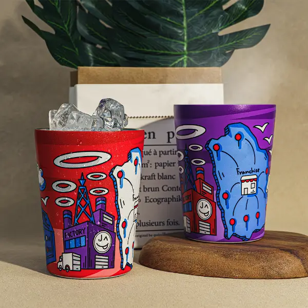 Tazza a vuoto con finitura UV con design grafico colorato e corpo isolante