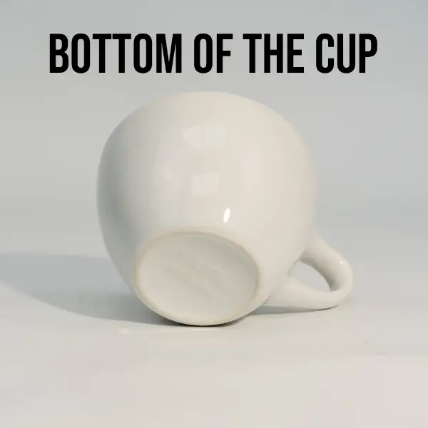 Vista inferiore della base della tazza da caffè in ceramica bianca con coperchio piatto