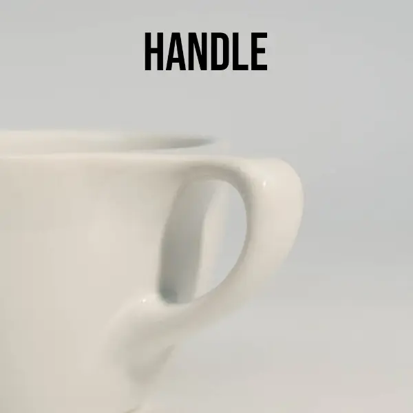 Dettaglio del manico della tazza da caffè in ceramica bianca a coperchio piatto