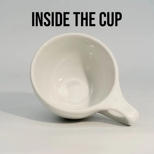 Visuale interna di una tazza da caffè in ceramica bianca a coperchio piatto