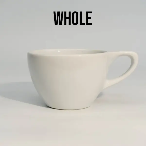 Vista completa della tazza da caffè in ceramica bianca con manico
