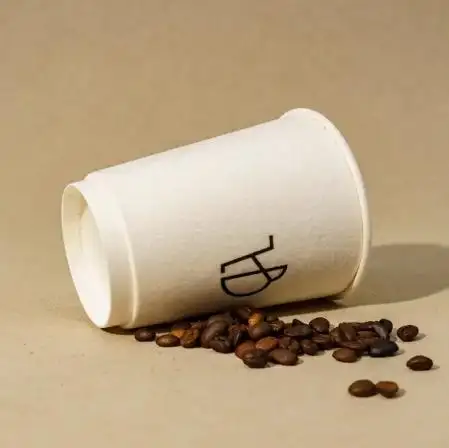 Bicchieri di carta usa e getta per il caffè